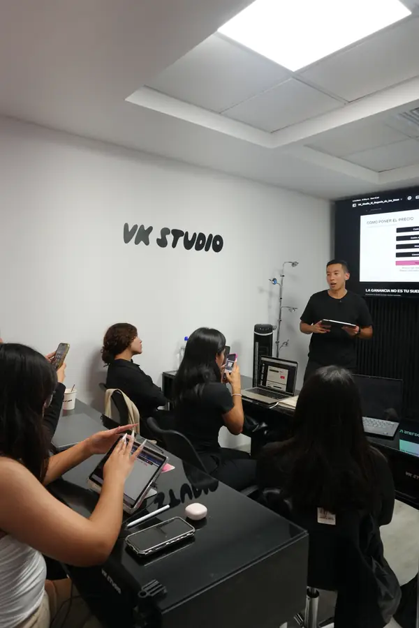 Alumnas en clase presencial en VK Studio, Lima