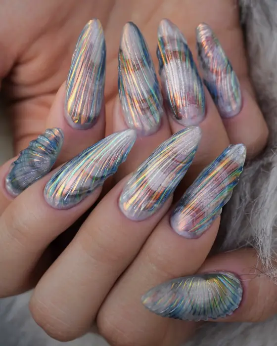 Uñas stiletto efecto concha iridiscente