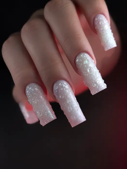 Uñas cuadradas con textura glitter blanca