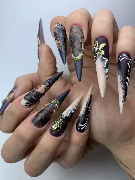 Stiletto negro con nail art dorado